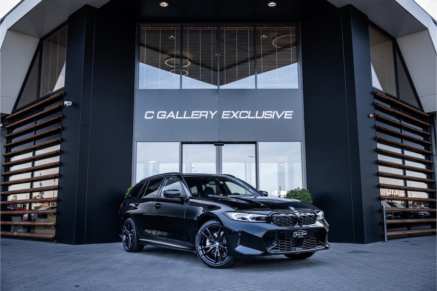 BMW 3-serie Touring - 330e xDrive - M Sport | Panorama | H&K | Memory | 360 Camera | HUD - AutoWereld.nl