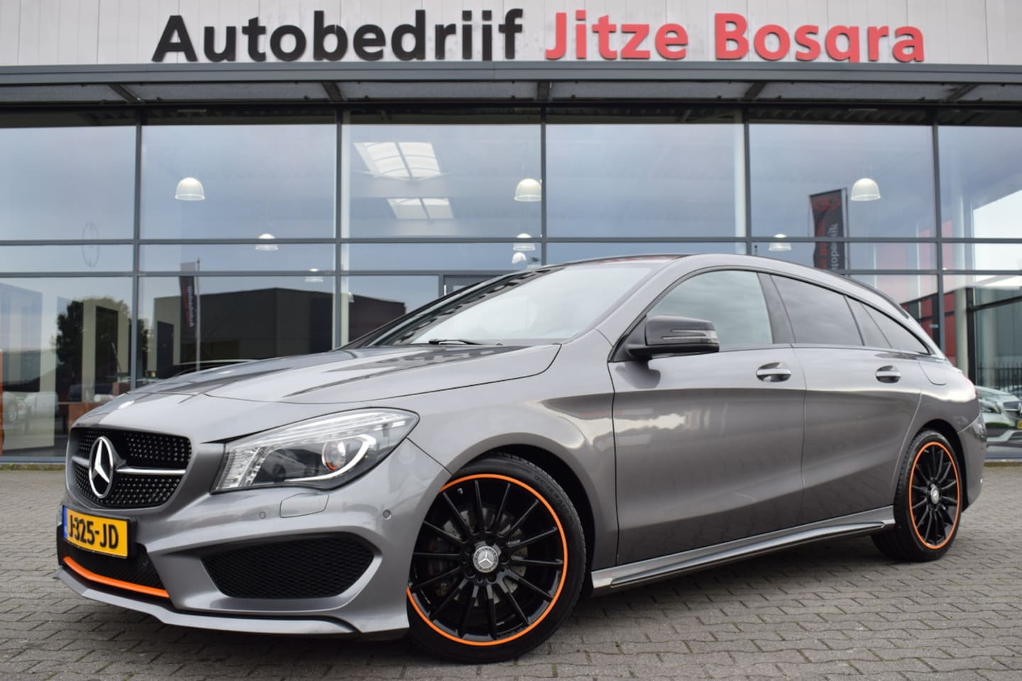 Mercedes-Benz CLA-klasse Shooting Brake - 180 Automaat OrangeArt Edition Bi-Xenon | Leder/Alcantara | Comand Full Map Navi | Sportst - AutoWereld.nl