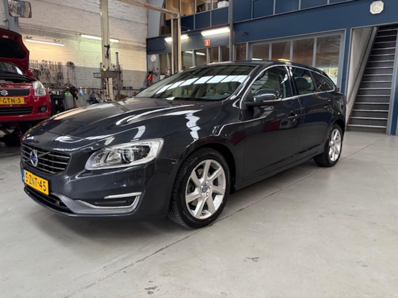 Volvo V60 - D4 181pk Summum Geartronic | Crème leder | Stoelverwarming | Navigatie | Voorruitverwarmin - AutoWereld.nl
