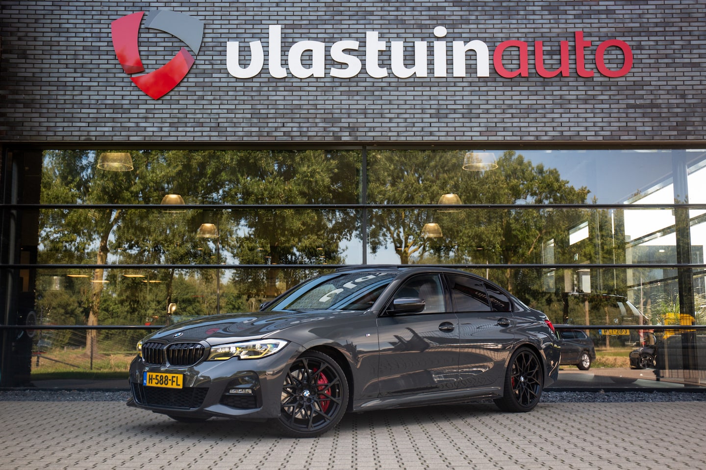 BMW 3-serie - 330i High Executive Edition M-Performance, Individual interieur, , Dravit Grau, Glazen pan - AutoWereld.nl