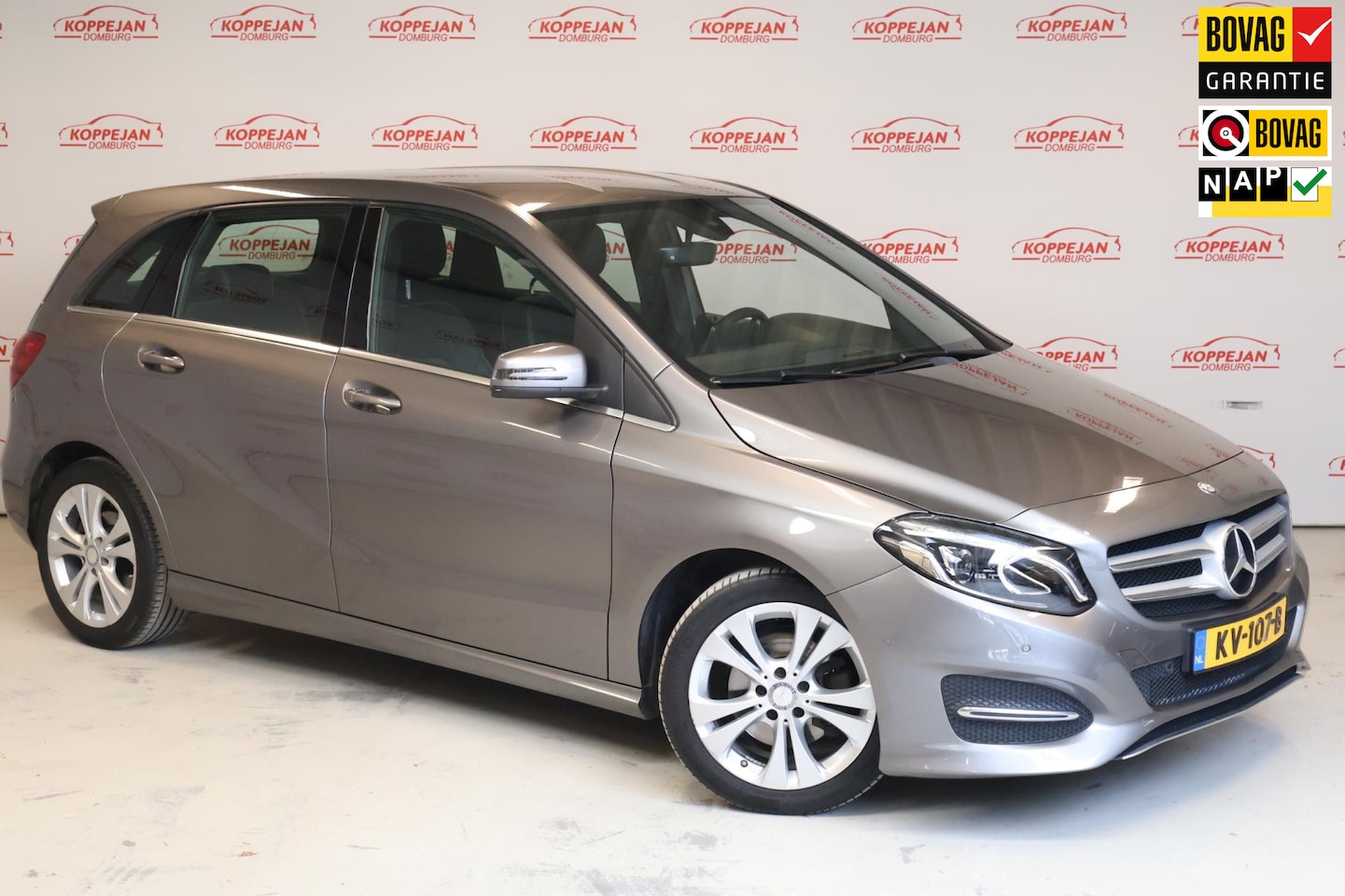 Mercedes-Benz B-klasse - 180 Ambition NL Auto,Camera, wegdraaibare trekhaak, LED, - AutoWereld.nl