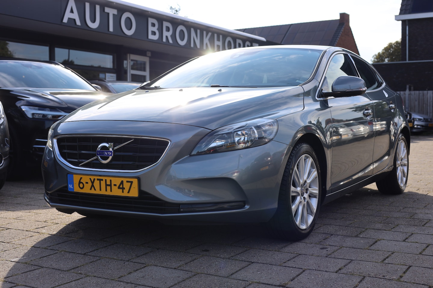 Volvo V40 - 1.6 T3 MOMENTUM | NAVI | CLIMA | CRUISE | TREKHAAK - AutoWereld.nl