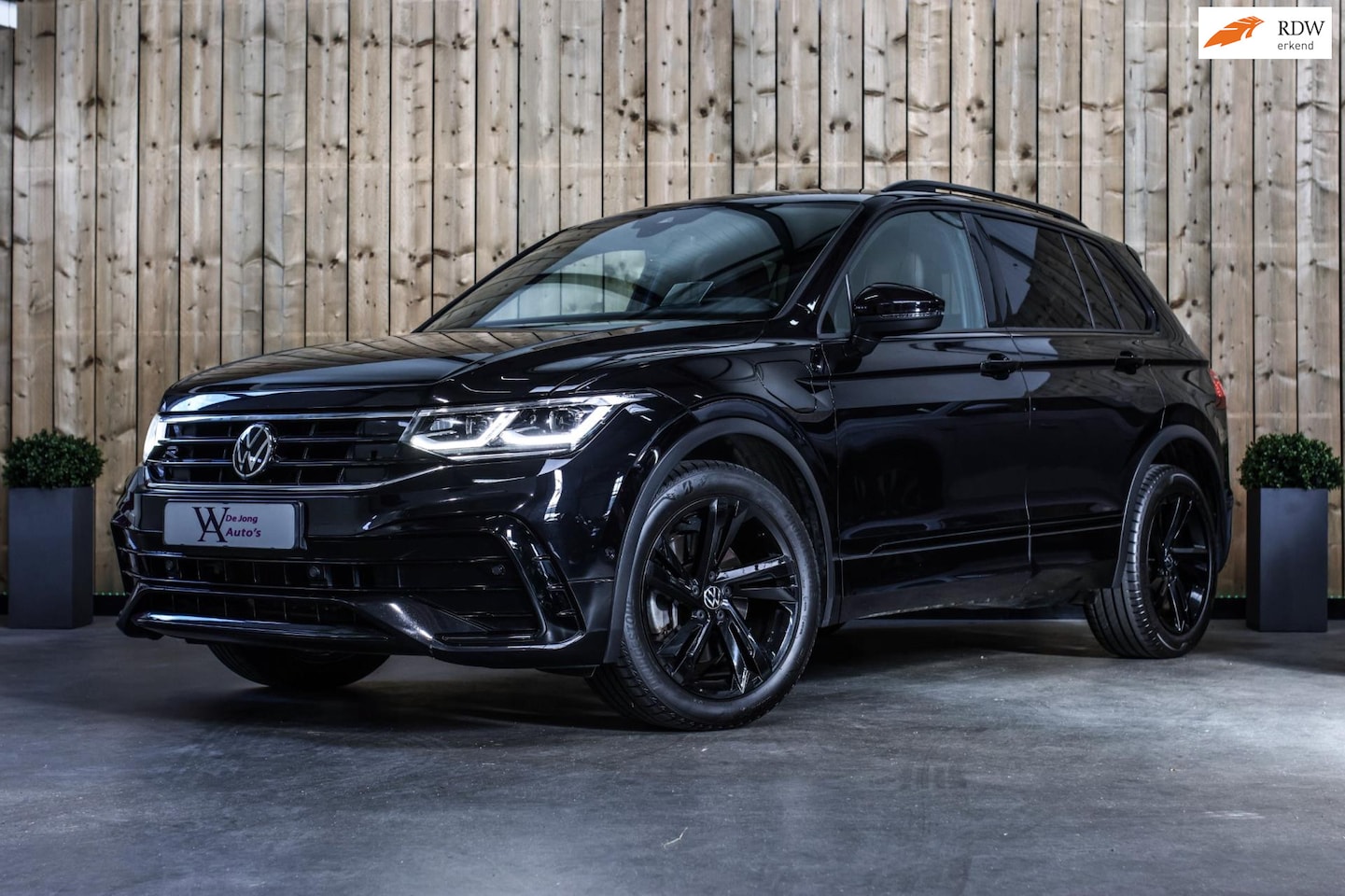 Volkswagen Tiguan - 1.4 TSI eHybrid R-Line *Leder*Camera*IQ Led*Trekhaak* - AutoWereld.nl