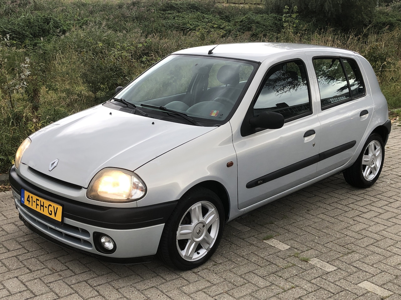 Renault Clio - 1.4 RN 5-DEURS AUTOMAAT * APK T/M MEI 2026 * - AutoWereld.nl
