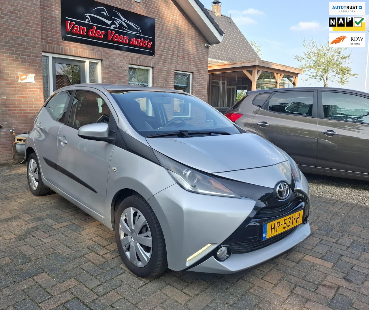 Toyota Aygo - 1.0 VVT-i x-play. Navi, cruise, elektrische ramen, airco. Prijs incl APK, onderhoudsbeurt - AutoWereld.nl