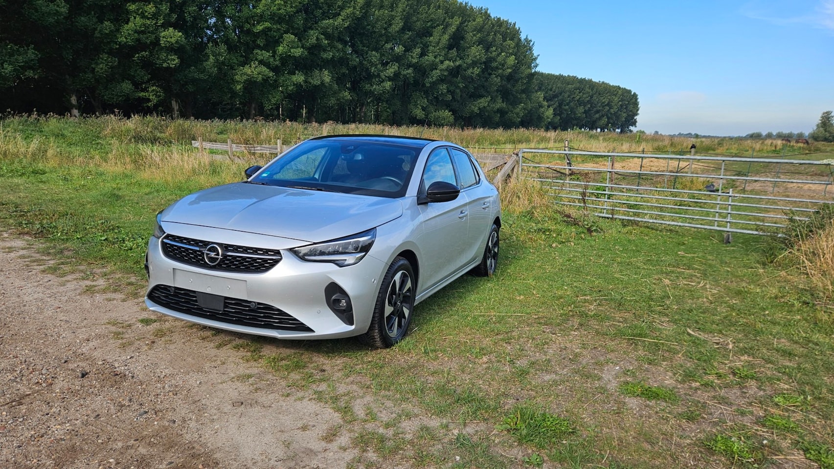 Opel Corsa-e - Elegance 50 kWh Lichte schade NAVI PANORAMADAK CRUISE CONTROL PDC - AutoWereld.nl