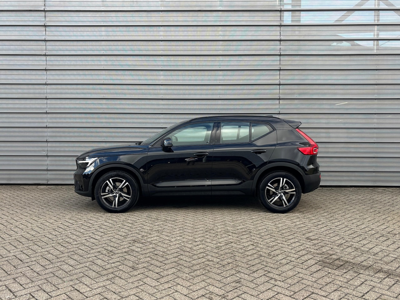 Volvo XC40 - B4 197PK Plus Dark | Trekhaak | Climate Pack | Power Seats | BLIS | Verw. voorruit - AutoWereld.nl