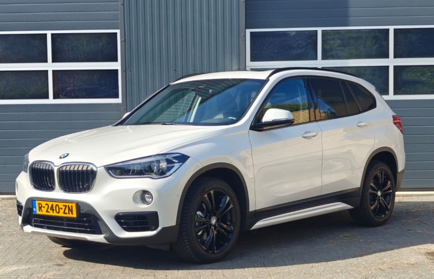BMW X1 - SDrive18i High Executive headup pano leer vol opties - AutoWereld.nl