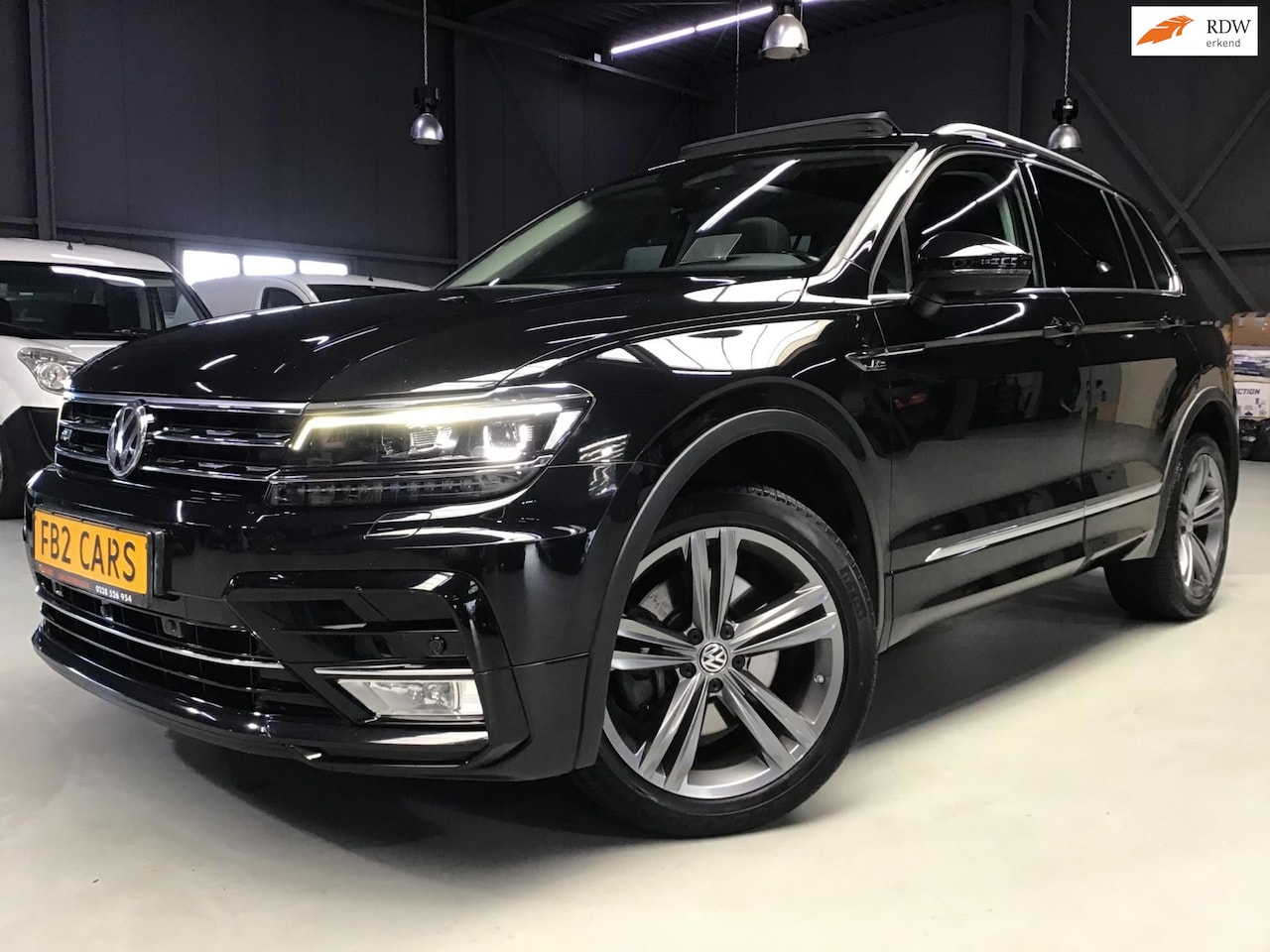 Volkswagen Tiguan - 2.0 TDI 4Motion Highline I R Line I 240 Pk I 3e Eigen I Pano I Digital Dash I Navi I 360 C - AutoWereld.nl