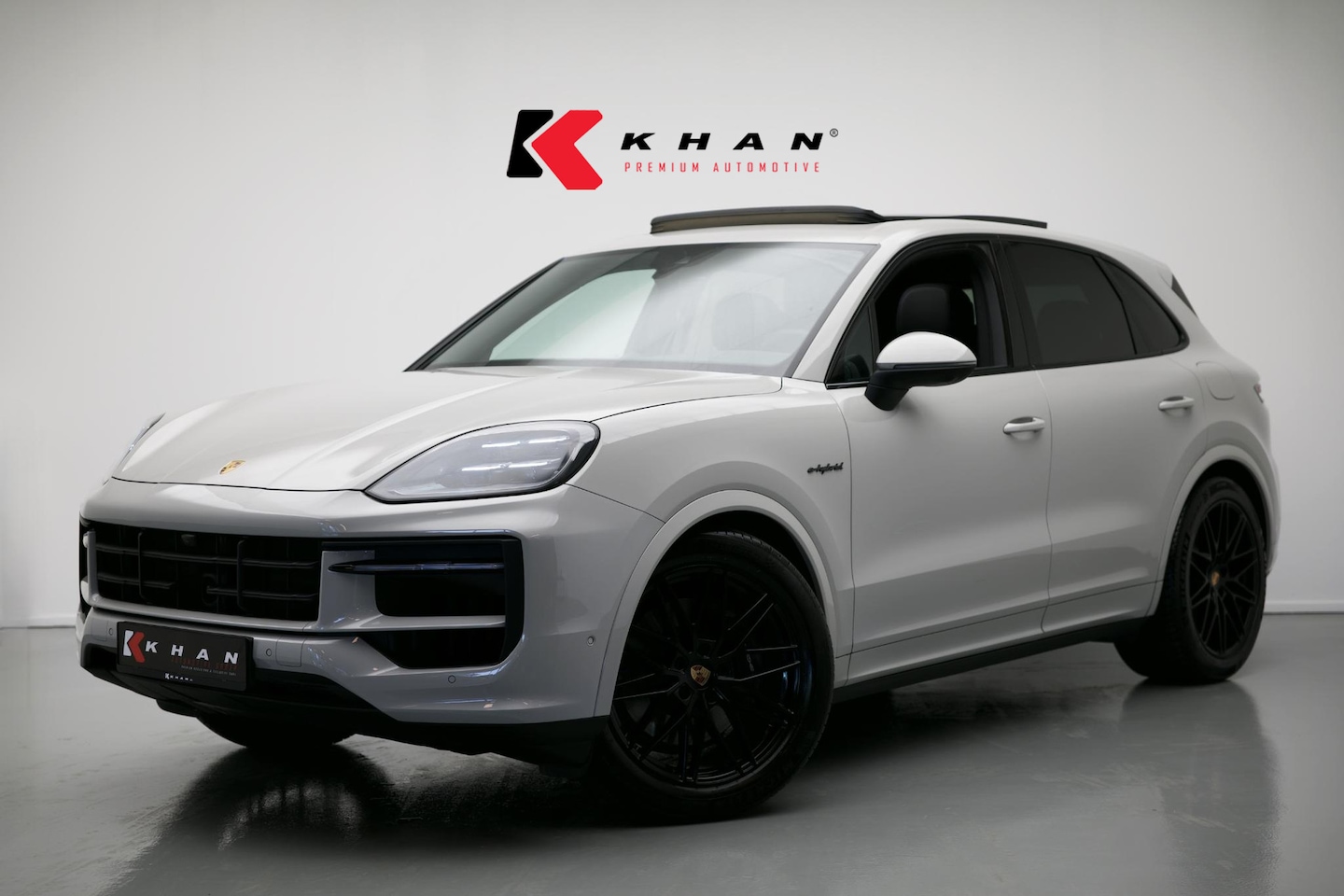 Porsche Cayenne - 3.0 E-Hybrid |Pano|Krijt|SportChrono|Dodehoek| - AutoWereld.nl