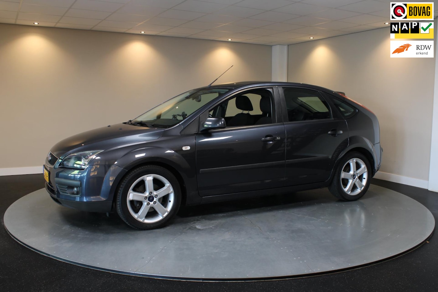 Ford Focus - 1.6-16V Futura *Groot scherm* Airco|Cruise|NAP - AutoWereld.nl