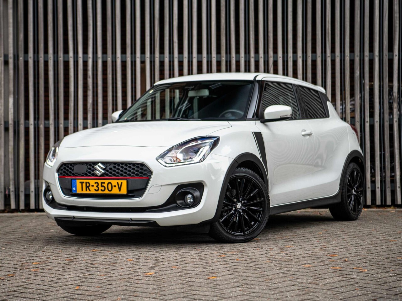 Suzuki Swift - 1.0 112pk Stijl Smart Hybrid |NL-AUTO|LED|17''|Keyless|Navi|Camera|Carplay| - AutoWereld.nl