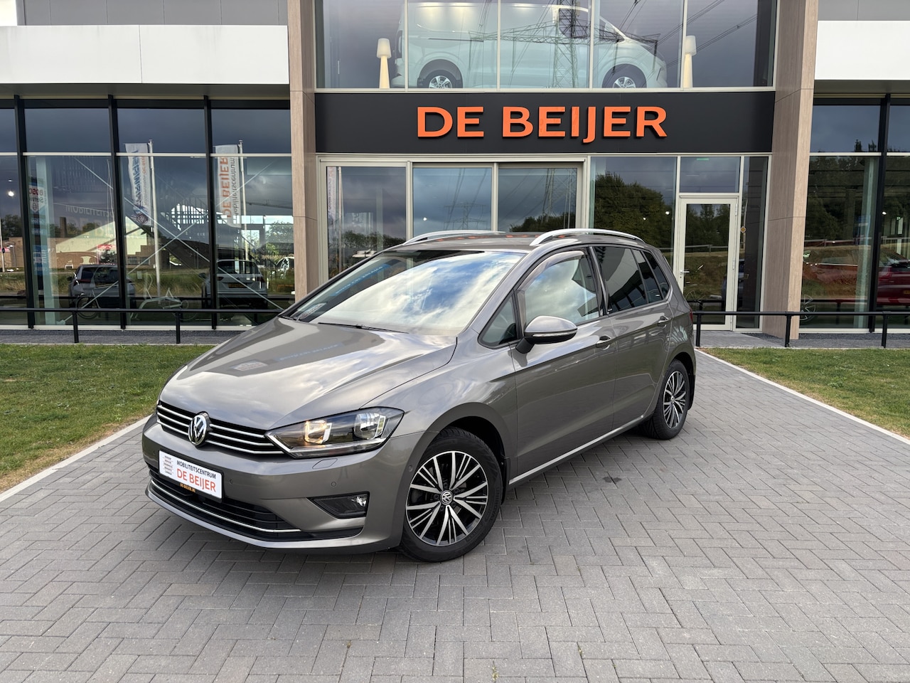 Volkswagen Golf Sportsvan - 1.4 TSI 125pk Allstar Automaat I Trekhaak I Navi - AutoWereld.nl