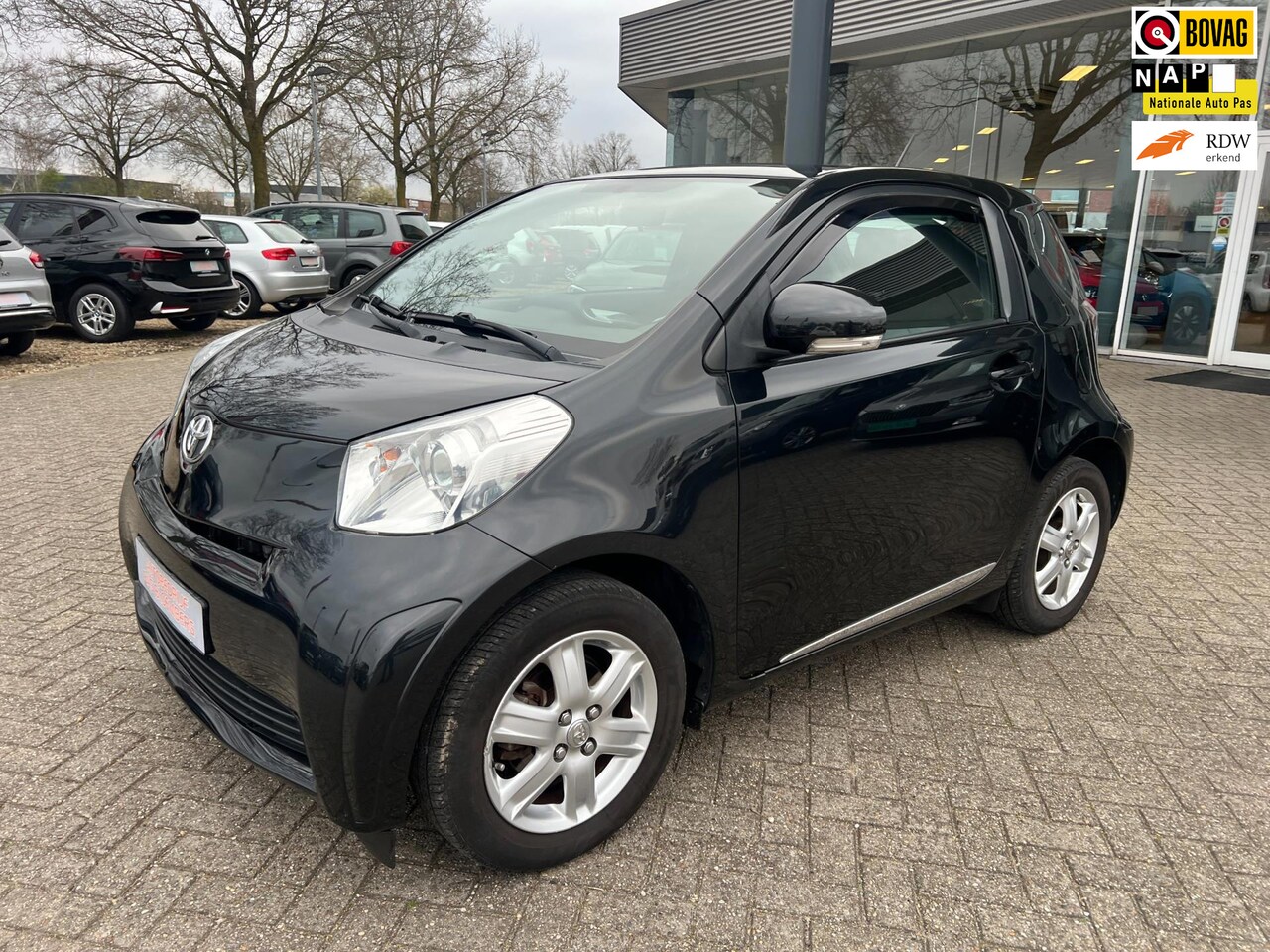 Toyota iQ - 1.0 VVTi Black Edition 1.0 VVTi Black Edition, Airco, 4-zits, Parrot, trekhaak, Radio/cd, etc - AutoWereld.nl