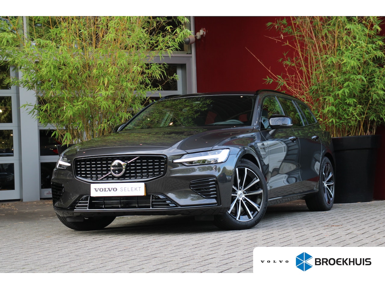 Volvo V60 - 2.0 T6 Plug-in hybrid AWD Plus Dark | Trekhaak | 360 Camera | Harman/Kardon | Memory | Pil - AutoWereld.nl