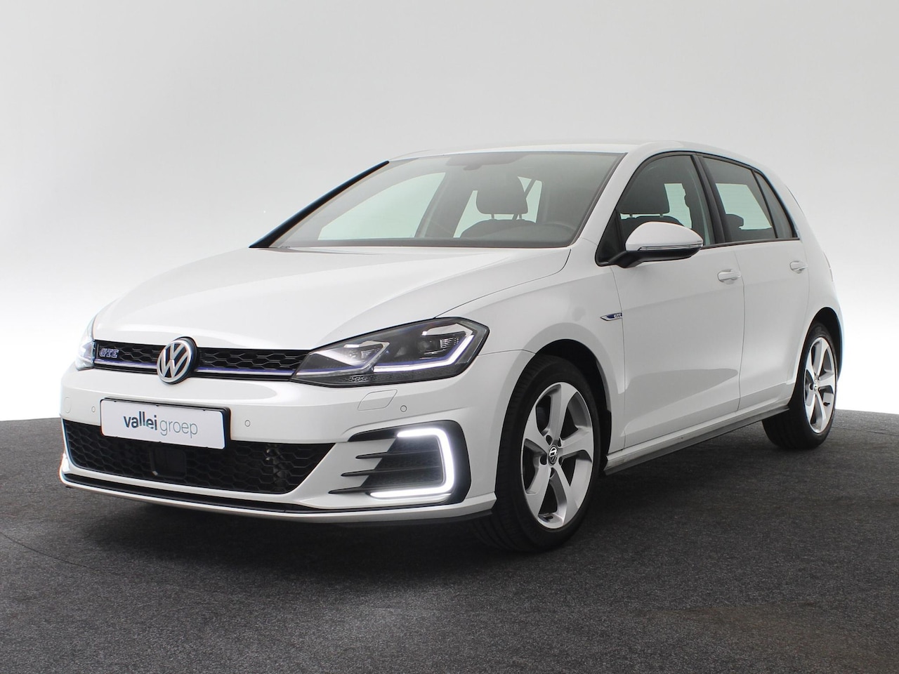 Volkswagen Golf - 1.4 TSI 204 pk DSG GTE | Navigatie Discover Pro | Stoelverwarming | Parkeersensoren voor/a - AutoWereld.nl