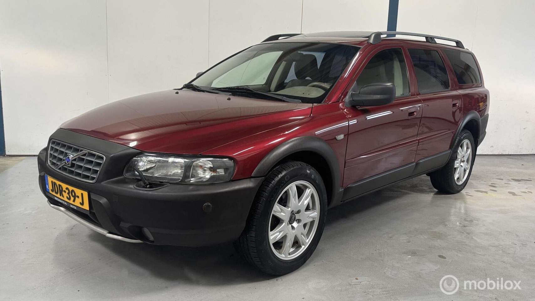 Volvo XC70 - 2.5 T Comfort Line AUTOMAAT / SCHUIFDAK - AutoWereld.nl