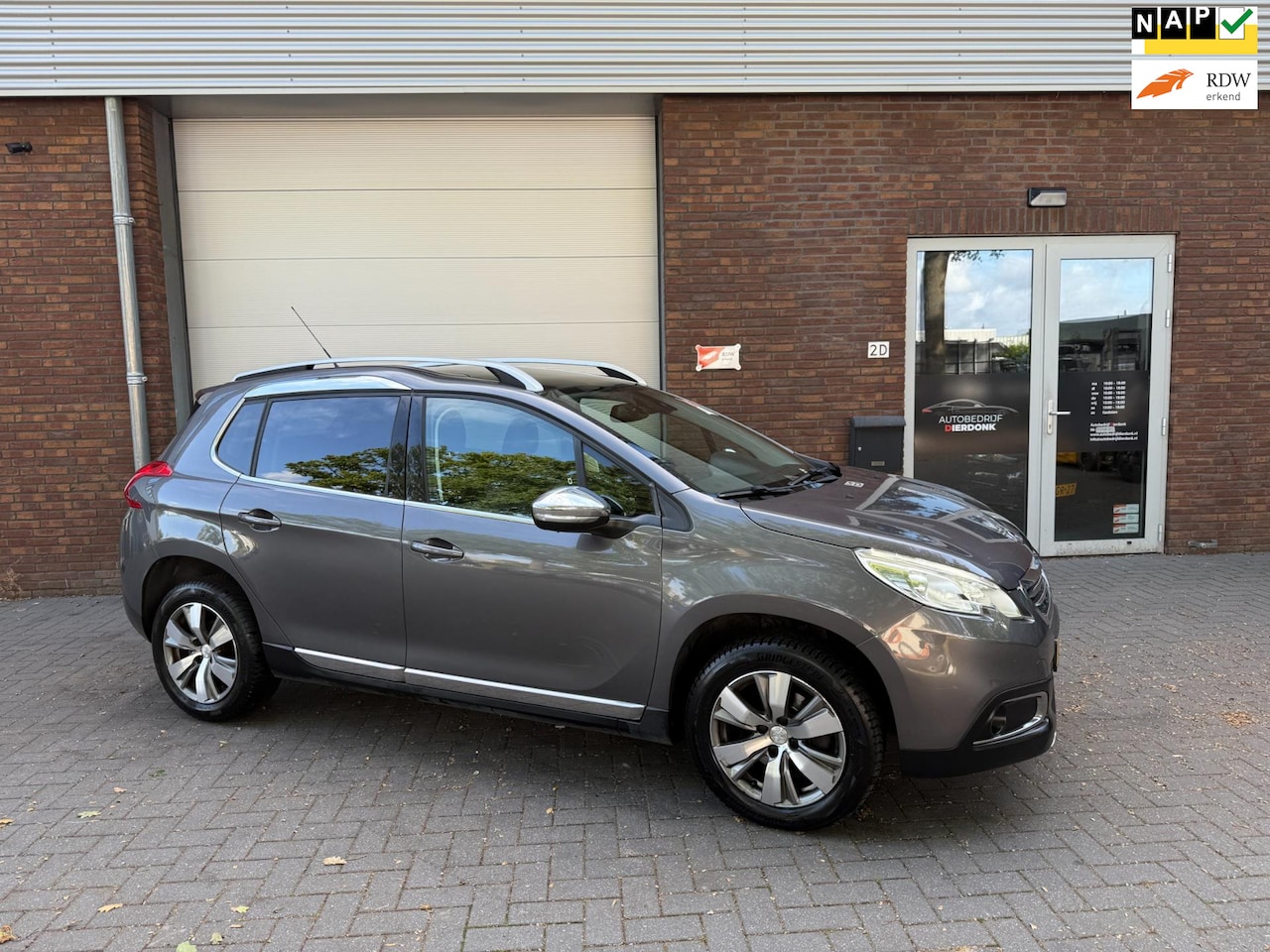 Peugeot 2008 - 1.2 PureTech Allure|PANO|NAVI|NIEUWE APK - AutoWereld.nl