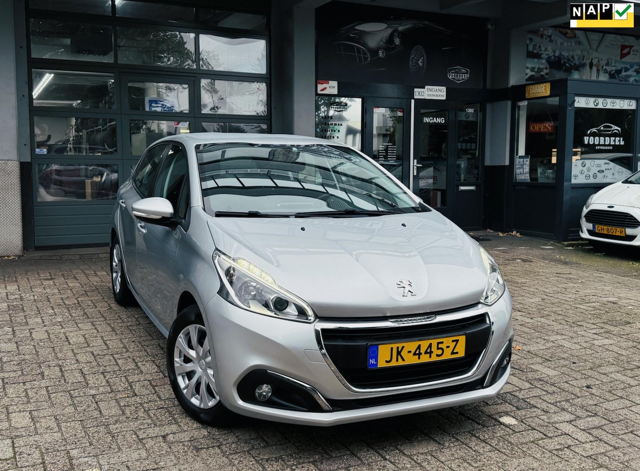 Peugeot 208 - 1.2 PureTech Blue Lion | NAVI | XENON | AIRCO | CRUISE | TREKHAAK | PDC | NAP | APK. - AutoWereld.nl