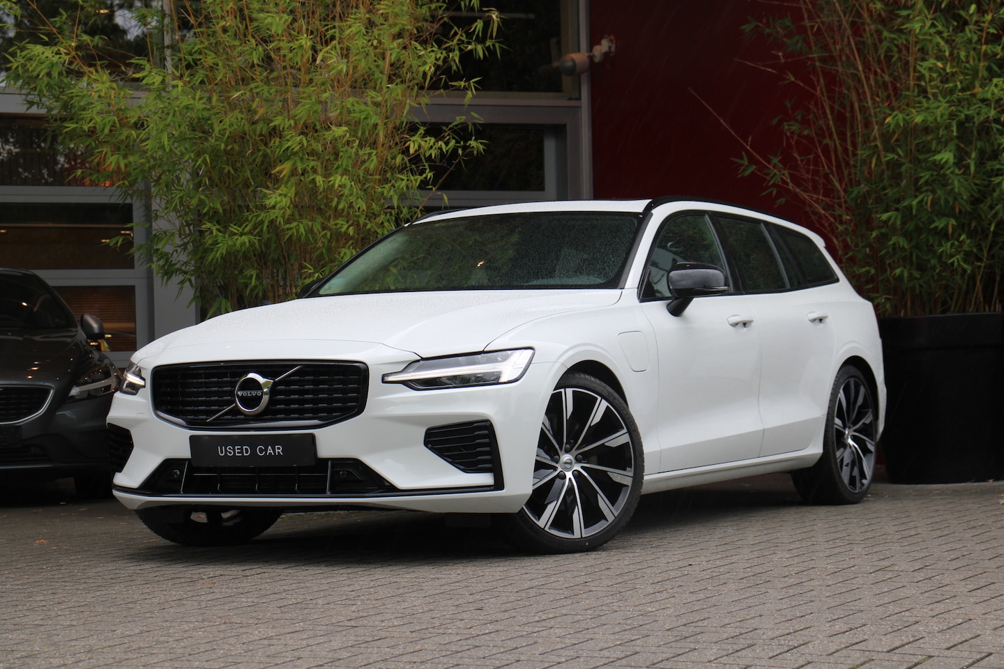 Volvo V60 - 2.0 T6 Recharge AWD R-Design | Panoramadak | Adaptive Cruise | BLIS | Camera | Stuur/stoel - AutoWereld.nl