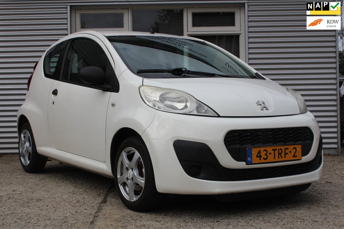 Peugeot 107 - 1.0 Access Accent 3-deurs Airco, nette zuinige auto, nieuwe apk, incl. afleveringsbeurt, 2 - AutoWereld.nl