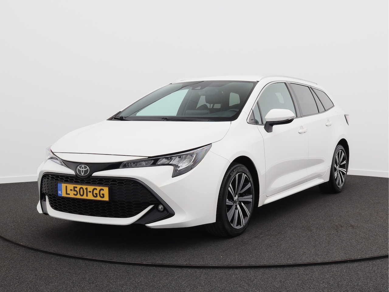 Toyota Corolla Touring Sports - 1.2 Turbo Dynamic/ lage km/ trekhaak/ zeer mooi! - AutoWereld.nl