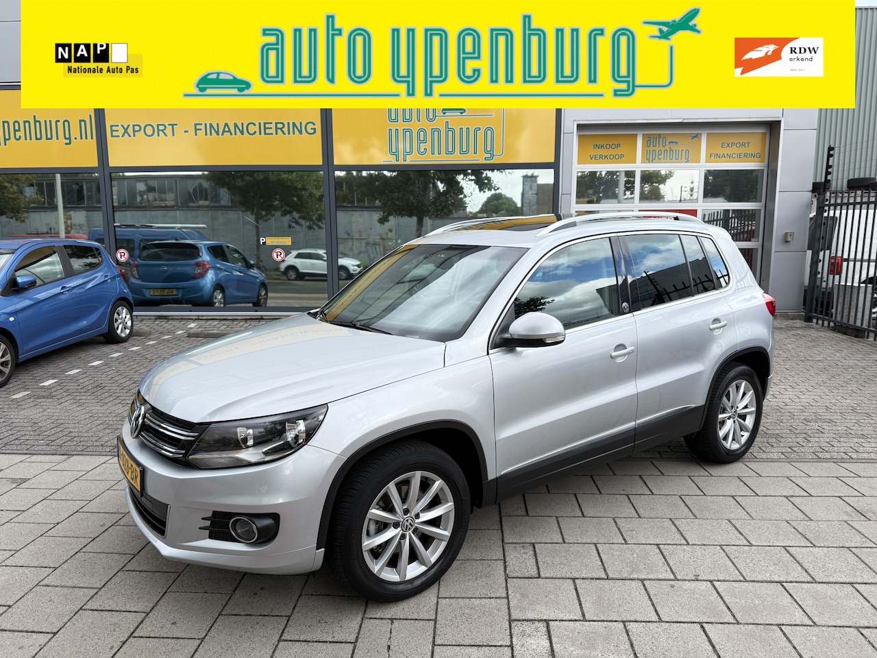 Volkswagen Tiguan - Automaat * 85.749 Km * Panoramadak * Leer * Navi * - AutoWereld.nl