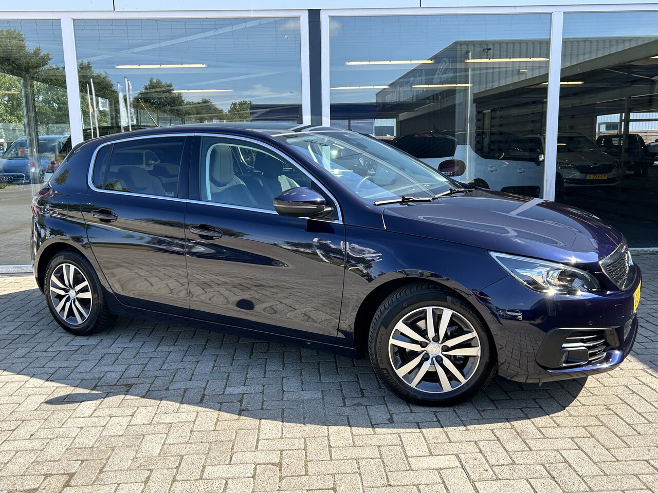 Peugeot 308 - 1.2 PureTech Blue Lease Premium 50% deal 5.475,- ACTIE Trekhaak / Pano / Massage / Stoel v - AutoWereld.nl