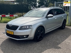 Skoda Octavia Combi - 1.6 TDI Greentech Elegance Keyless Xenon DSG NAP Canton