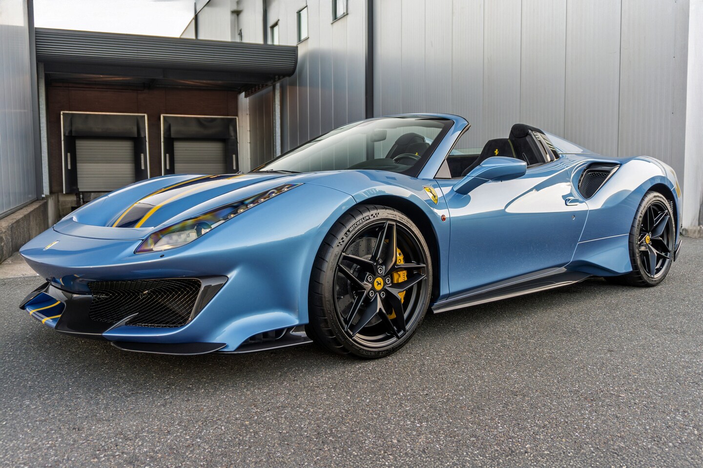 Ferrari 488 - Pista Spider - Azzurro California - Carbon - Lift - AutoWereld.nl