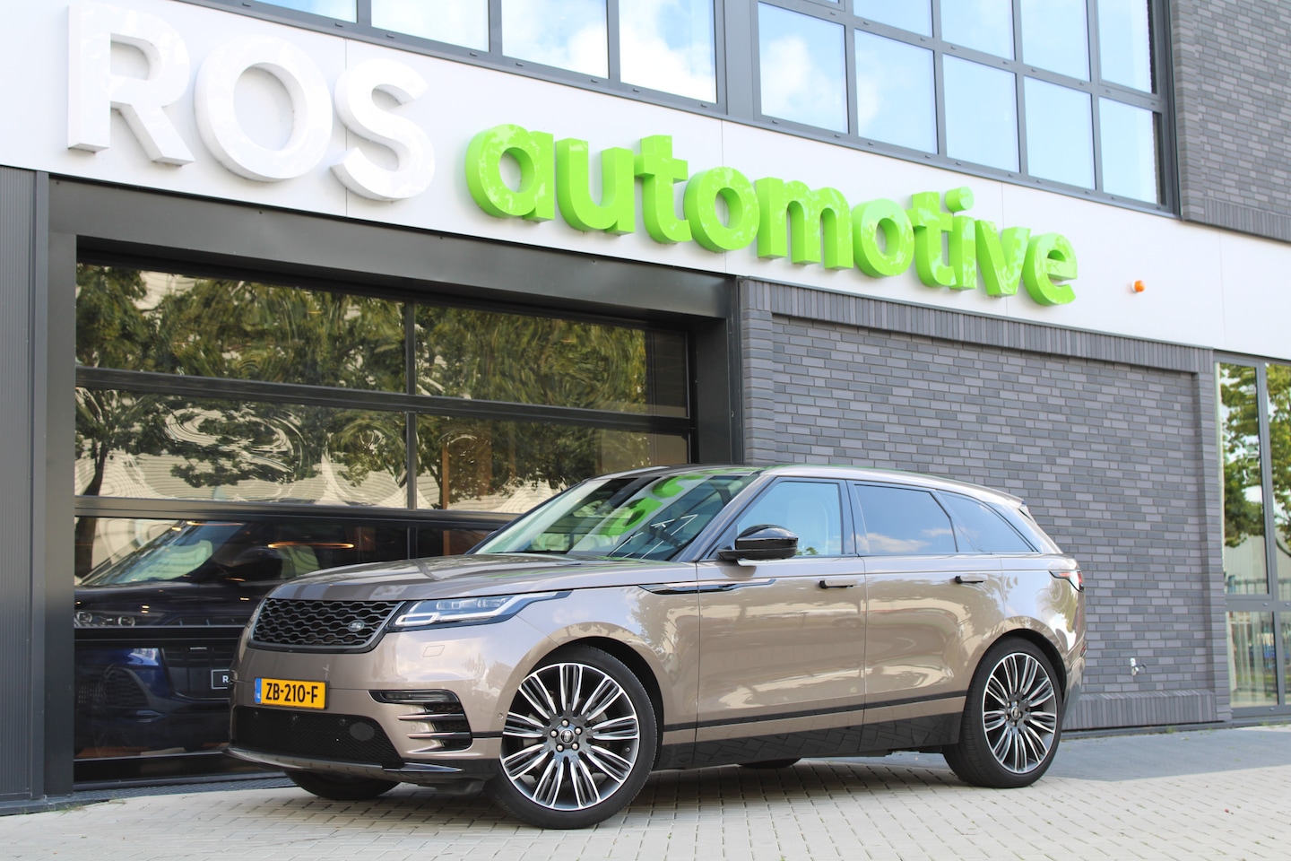 Land Rover Range Rover Velar - 2.0 P300 Turbo AWD R-Dynamic HSE | NAP | PANO | MASSAGE | STOELKOELING | MERIDIAN SURROUND - AutoWereld.nl