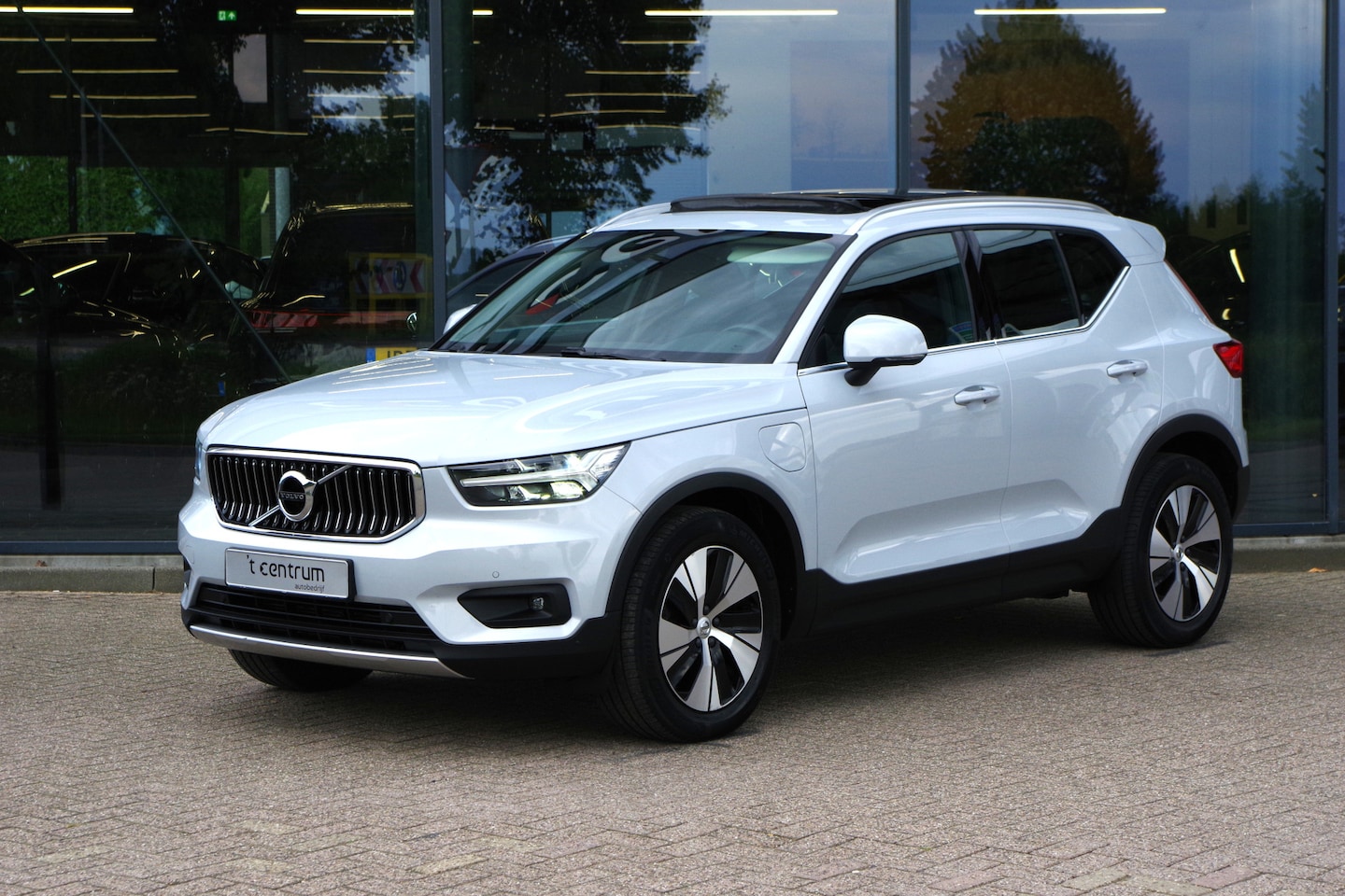Volvo XC40 - 1.5 T4 Recharge Inscription Expression 211 PK PHEV, Panoramadak, Trekhaak, Camera, Carplay - AutoWereld.nl