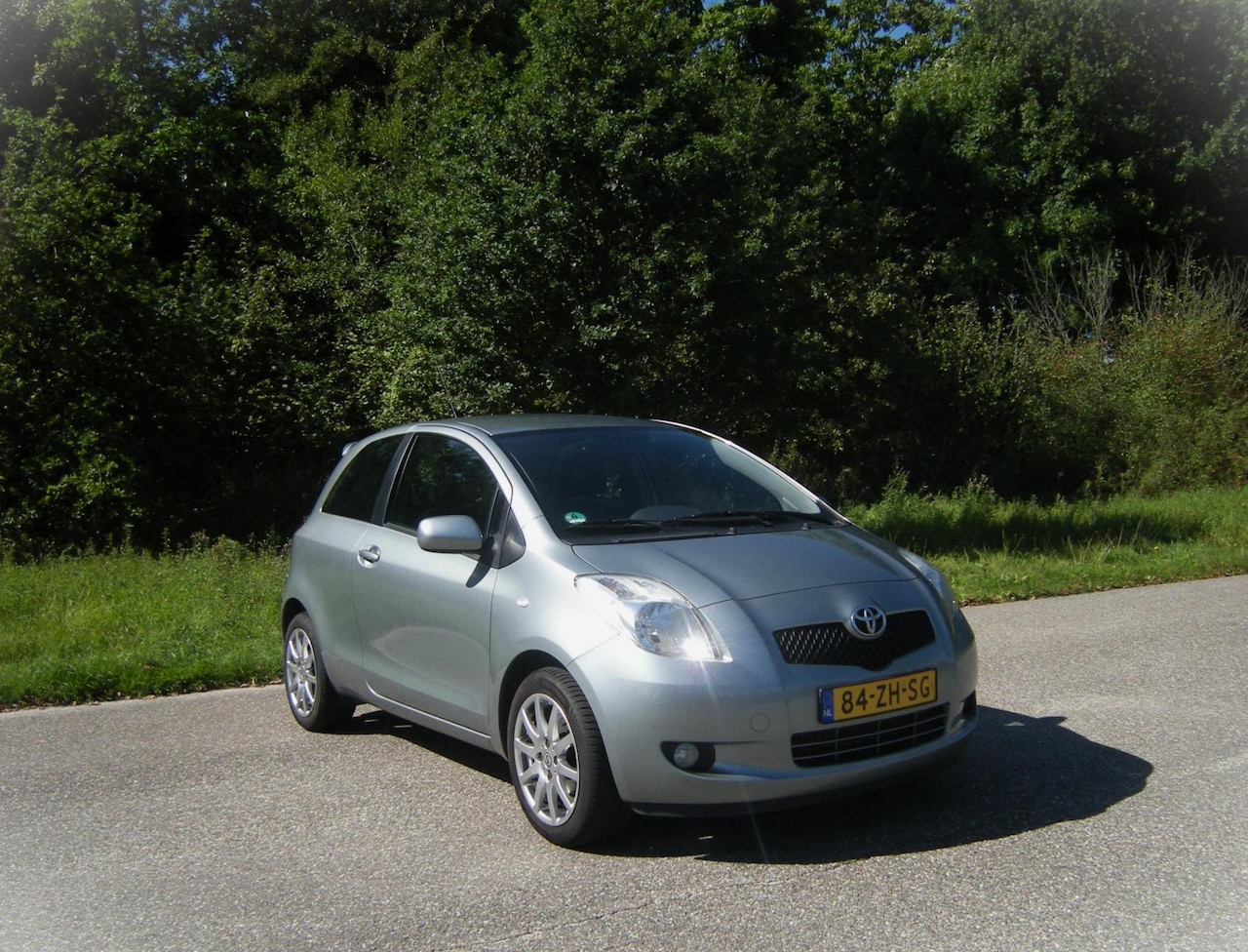 Toyota Yaris - 1.3 VVTi Sol . Airco . LMV . Lederen bekleding . enz - AutoWereld.nl