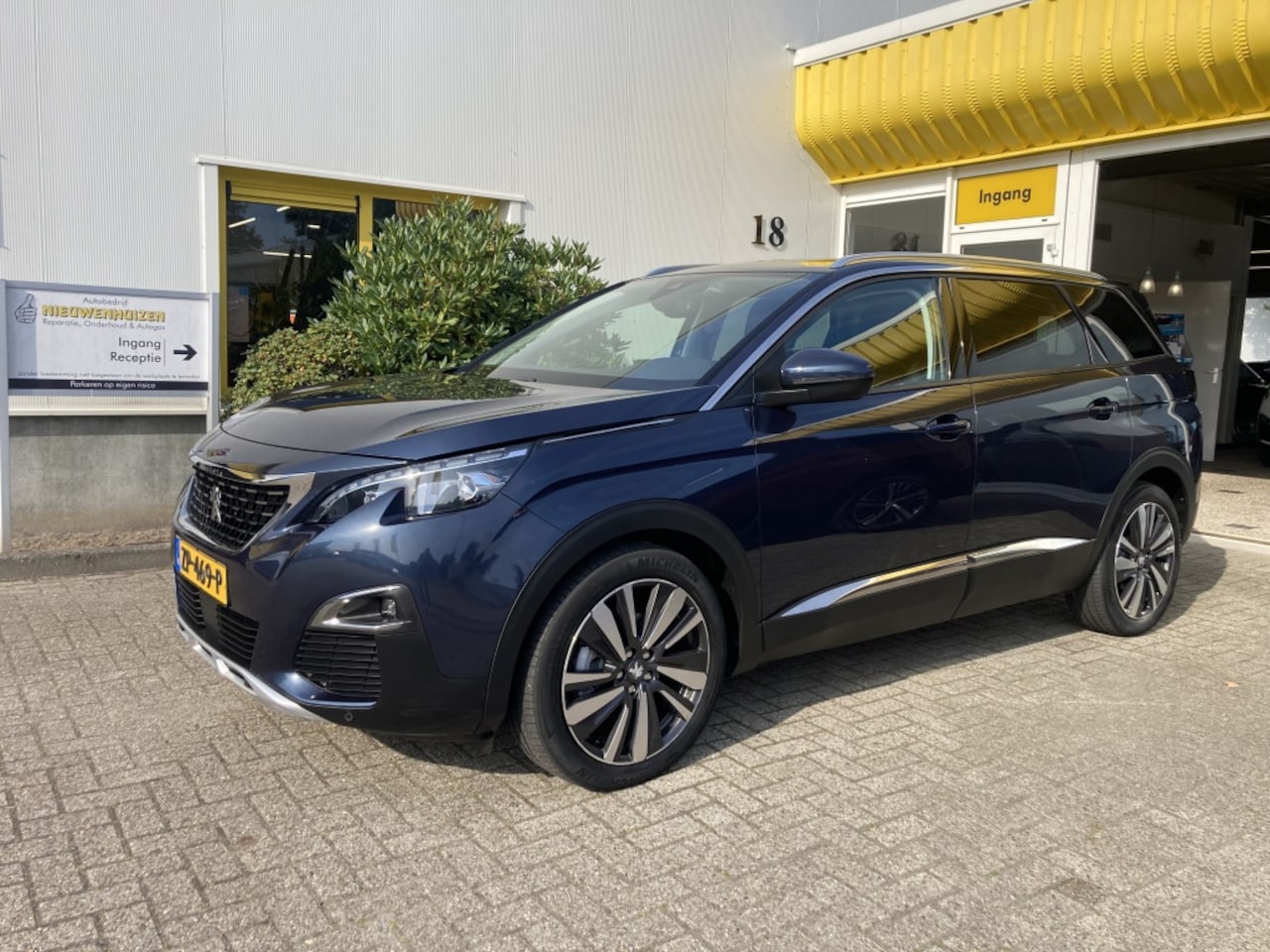 Peugeot 5008 - 1.2 PureTech Allure 7 Persoons Automaat Leer LED Trekhaak - AutoWereld.nl
