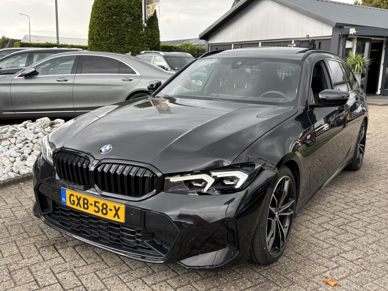 BMW 3-serie Touring - 330i M-Pakket 2024 Btw Auto Lichte Schade - AutoWereld.nl
