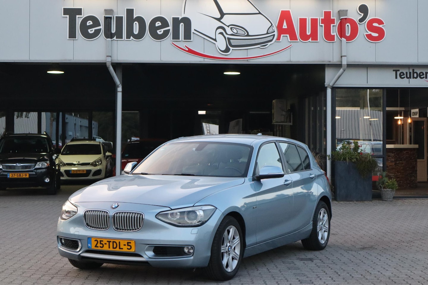 BMW 1-serie - 118i Business+ Cruise control, Climate control, Navigatie, Parkeersensoren - AutoWereld.nl