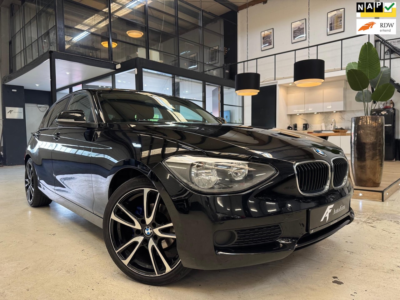 BMW 1-serie - 116i 136 PK Black edition Lage Km Dealer onderhouden Garantie Stoelverwarming Keyless go 1 - AutoWereld.nl
