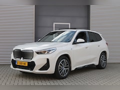 BMW iX1 - eDrive20 67 kWh I Pano.dak I M Sportpakket I Camera I Carplay