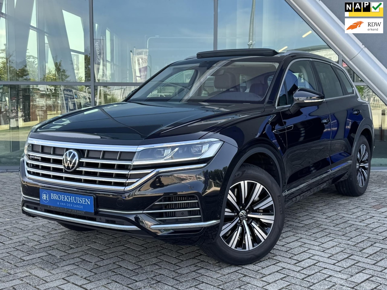 Volkswagen Touareg - 3.0 TSi Plug In eHybrid 4MOTION 462pk Panoramadak / Camera / Virtual Dash - AutoWereld.nl