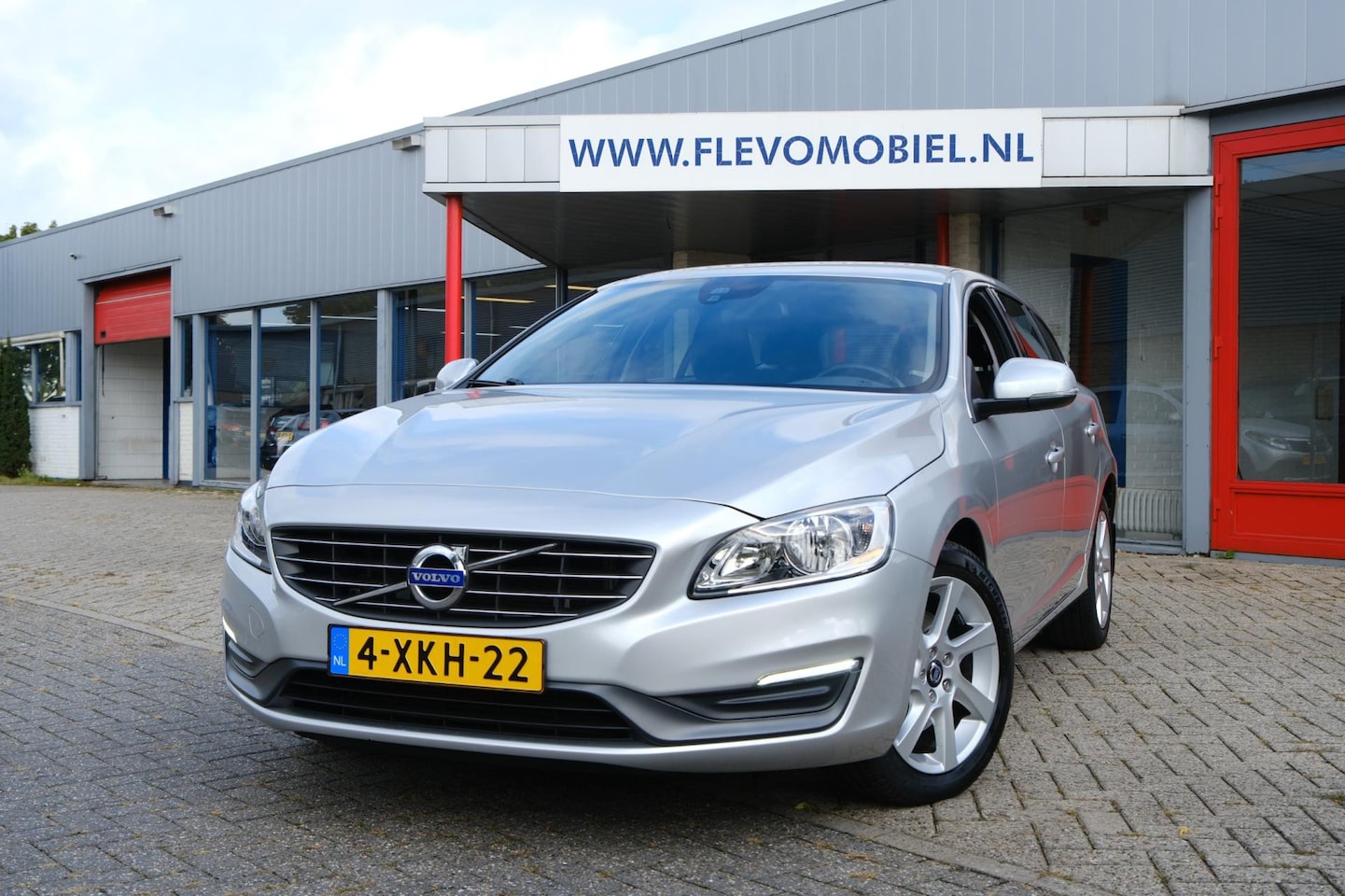 Volvo V60 - 1.6 T3 Momentum Clima|Navi|Cruise|PDC|LMV - AutoWereld.nl