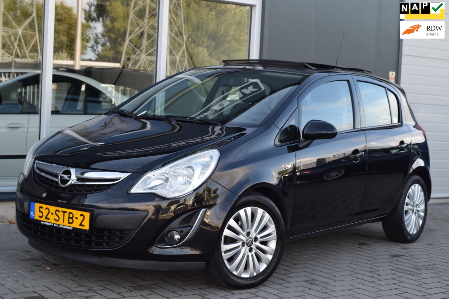 Opel Corsa - 1.2-16V Cosmo | Panoramadak | Airco | NAP + APK 9-2026 ! - AutoWereld.nl