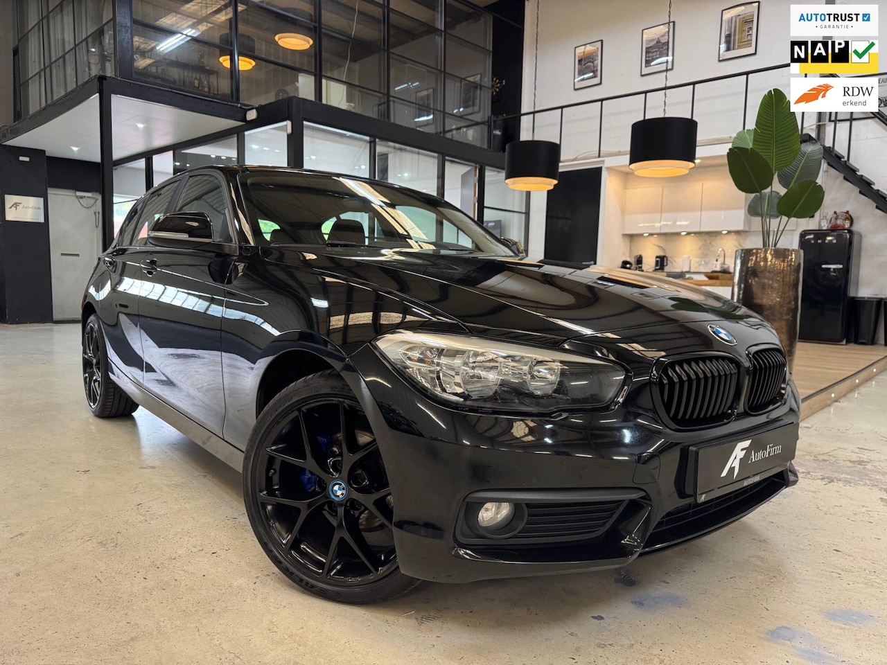 BMW 1-serie - 118i Black edition 136 PK Dealer onderhouden Garantie mogelijk parkeersensoren LED Keyless - AutoWereld.nl