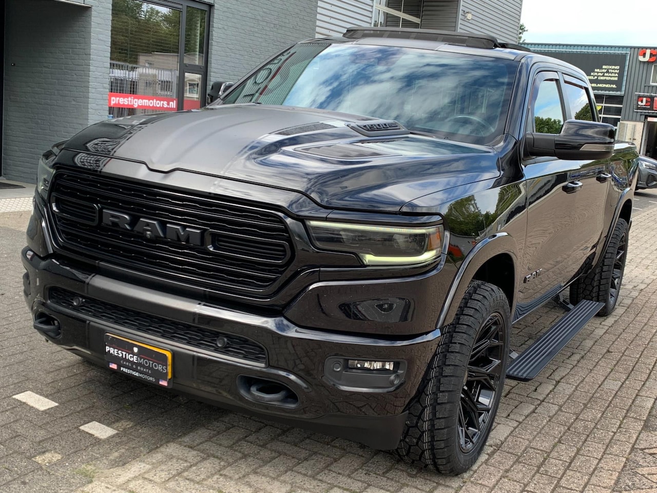 Dodge Ram 1500 - Limited Night 5.7 V8 401PK 360cam 4X4 PANO Luchtvering - AutoWereld.nl