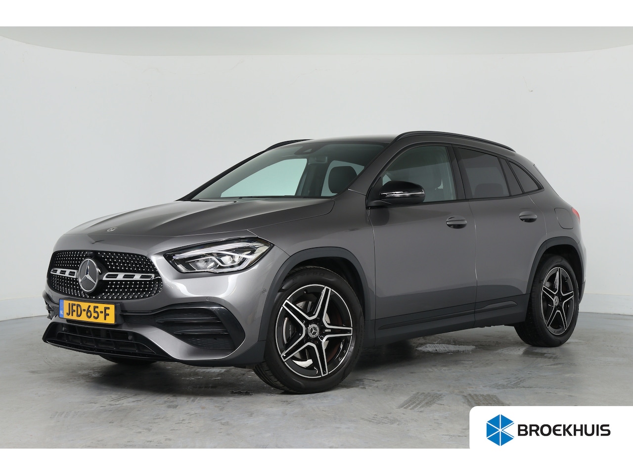 Mercedes-Benz GLA-Klasse - 180 AMG Line | LED | Navi | Camera | Keyless | Sportstoel | Clima | Parkeersensoren V+A | - AutoWereld.nl