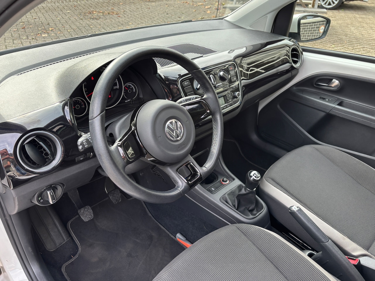 Volkswagen Up! - 1.0 high up! BlueMotion | Org-NL auto. Panorama-schuifdak. 1e eig. Cruise. Airco.