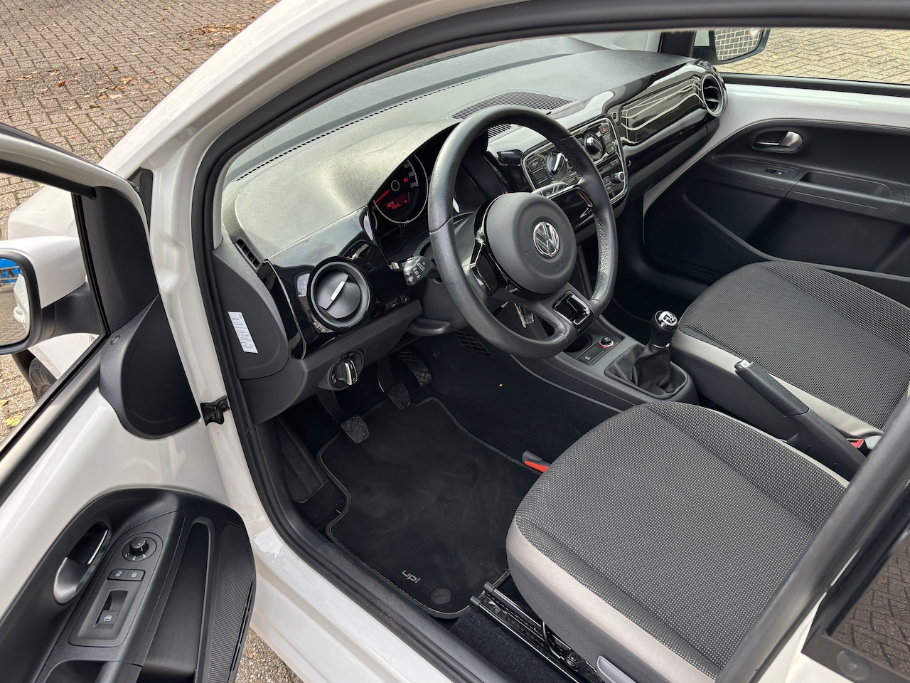 Volkswagen Up! - 1.0 high up! BlueMotion | Org-NL auto. Panorama-schuifdak. 1e eig. Cruise. Airco.