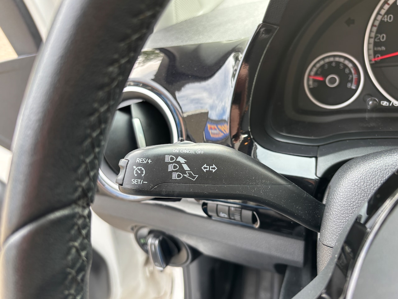 Volkswagen Up! - 1.0 high up! BlueMotion | Org-NL auto. Panorama-schuifdak. 1e eig. Cruise. Airco.