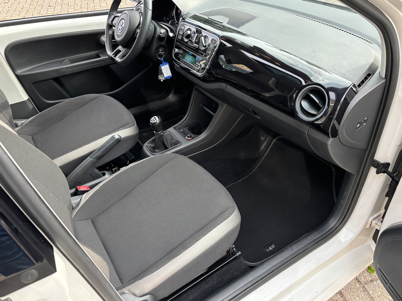 Volkswagen Up! - 1.0 high up! BlueMotion | Org-NL auto. Panorama-schuifdak. 1e eig. Cruise. Airco.