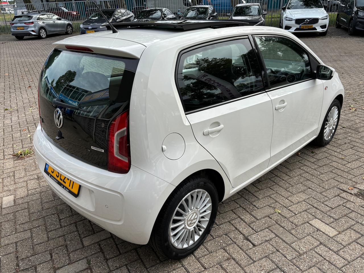 Volkswagen Up! - 1.0 high up! BlueMotion | Org-NL auto. Panorama-schuifdak. 1e eig. Cruise. Airco.