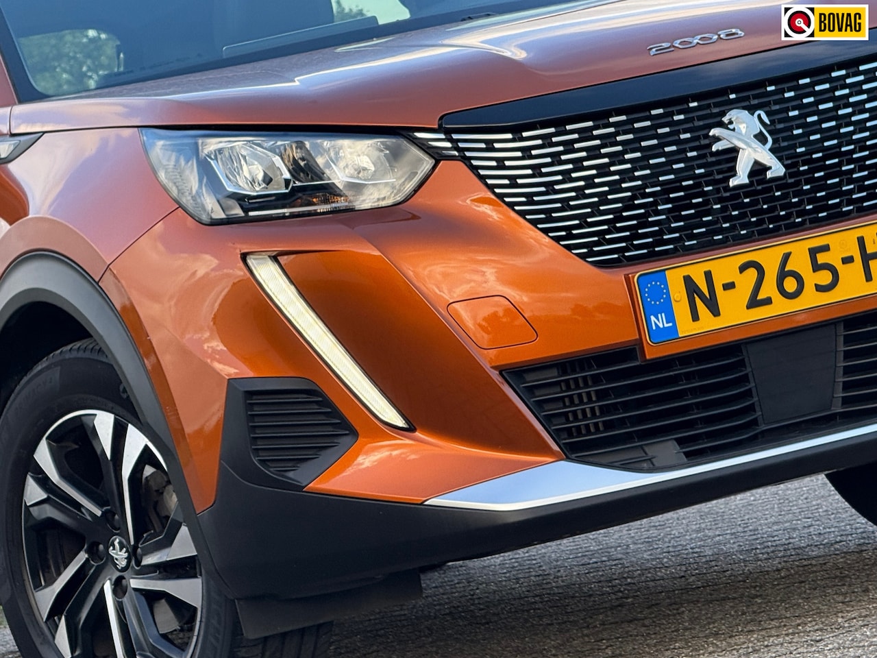 Peugeot 2008 - 1.2 PureTech Allure 130pk Automaat - Fusion Orange - 50dkm - AutoWereld.nl